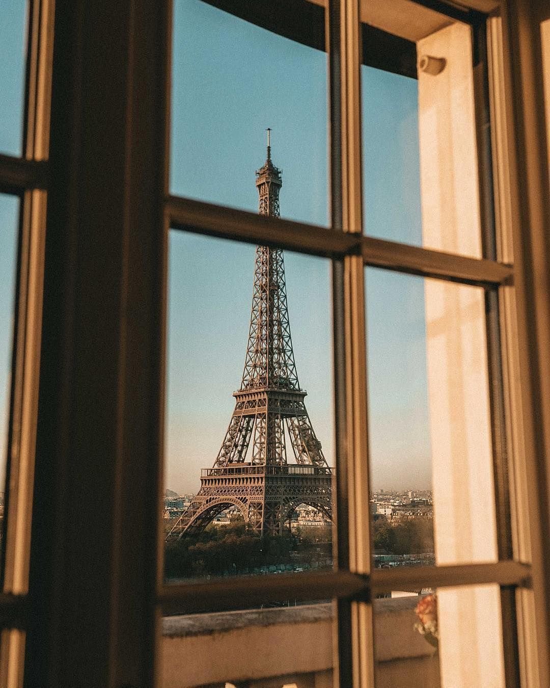 Вид из окна на эйфелеву башню