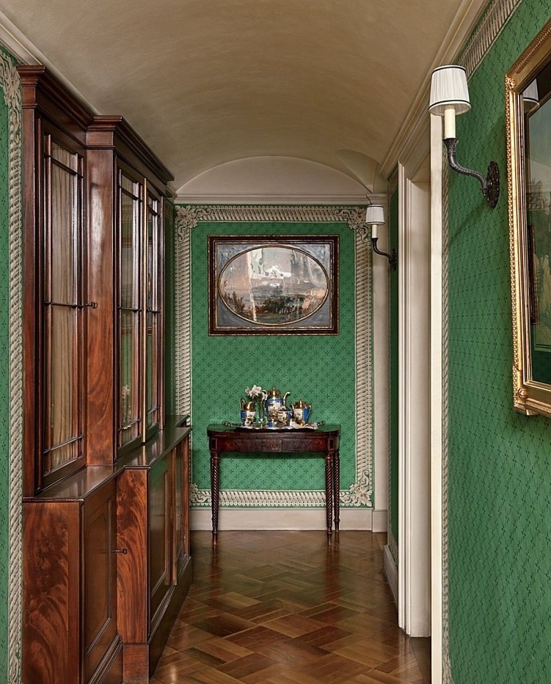 Цветные стены в коридоре