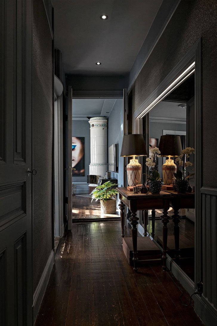 Зеленые стены в коридоре