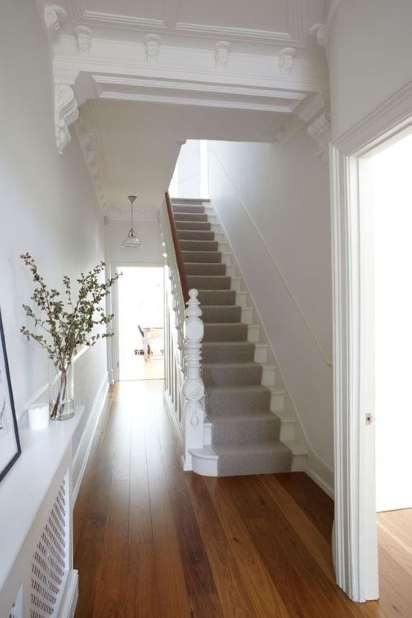 Белый коридор белая лестница деревянная
