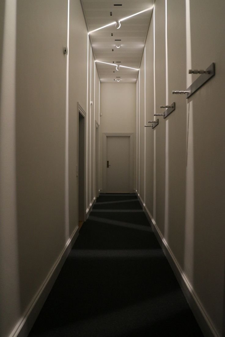 Линейные светильники в коридоре
