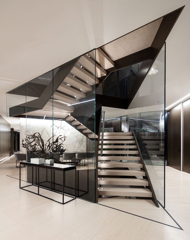 Воздушная стеклянная лестница