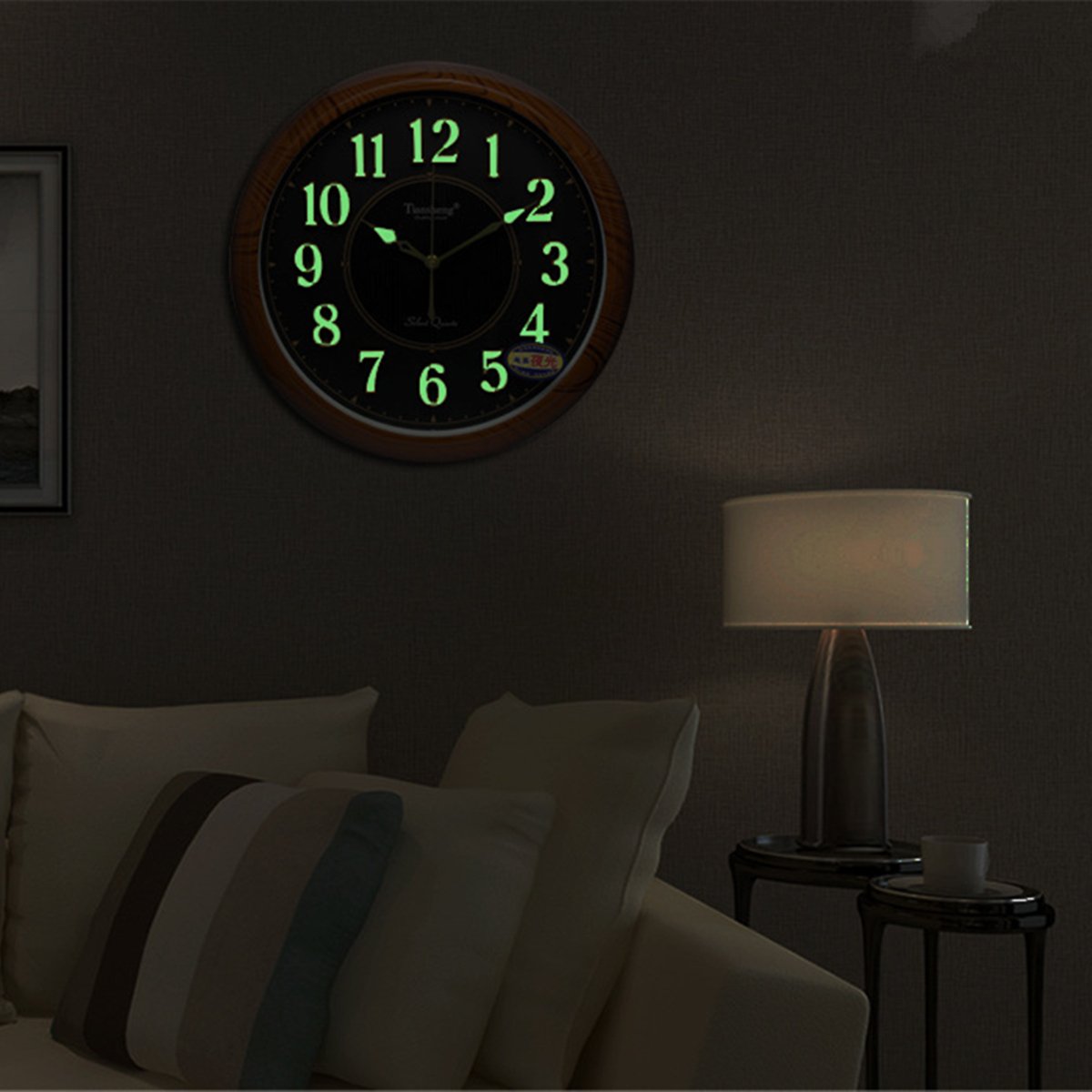 Квартиры часы астрахань. Настенные часы с подсветкой. Светящиеся часы на стену. Часы с подсветкой на стену. Электронные часы на стену.