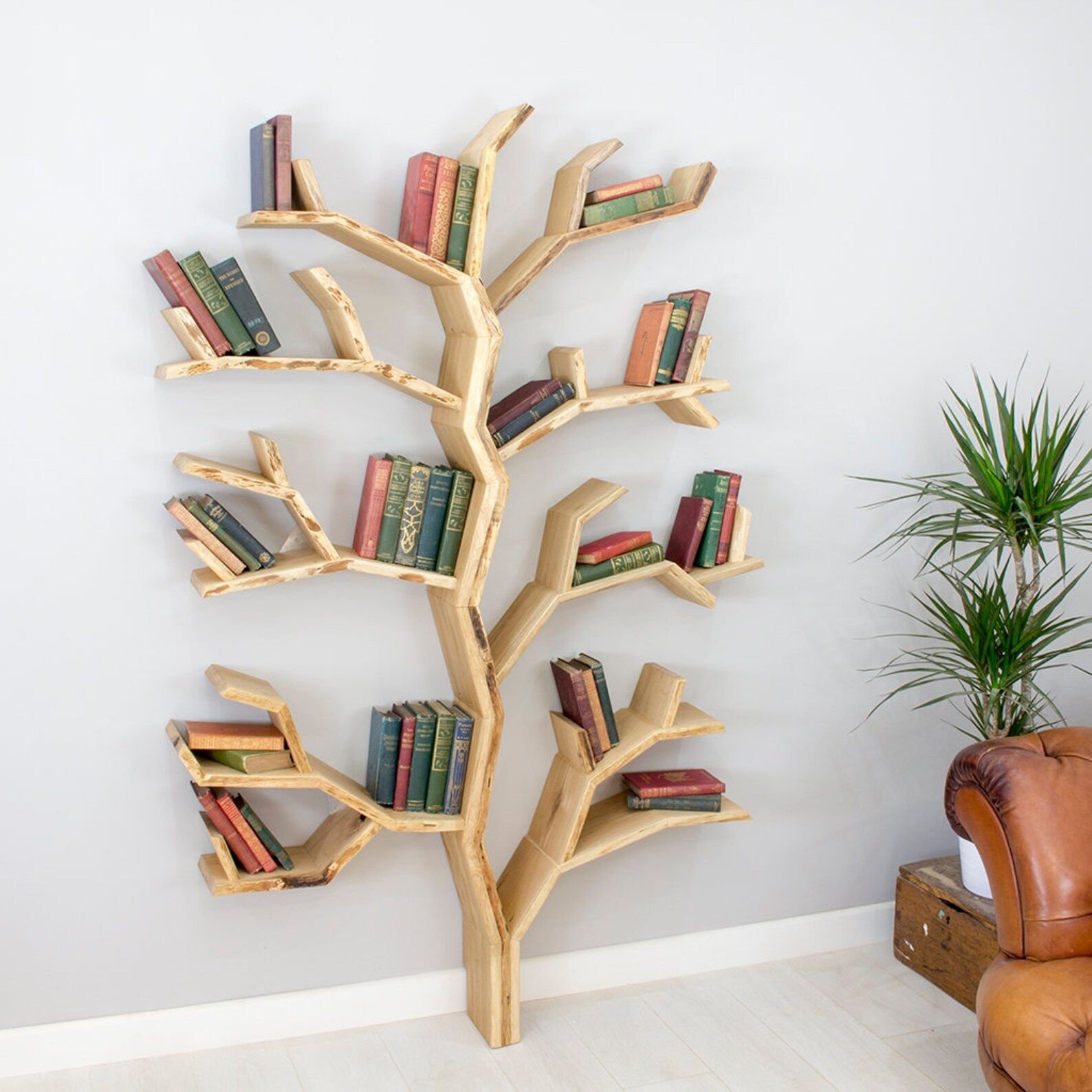 Книга в форме дерева. Полка дерево. Необычные полки. Необычные книжные полки. Полка в виде дерева.