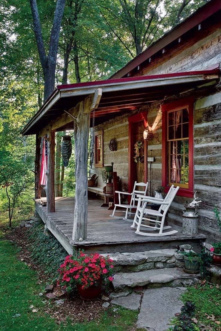 Небольшой уютный дом с террасой
