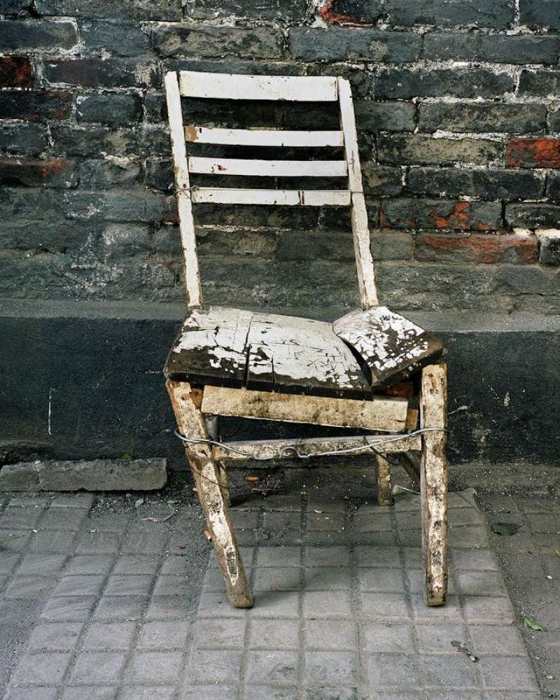 Сломанный деревянный стул