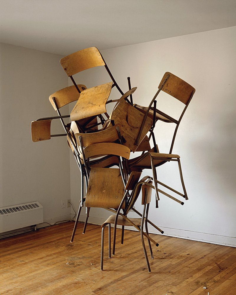 Инсталляция из стульев