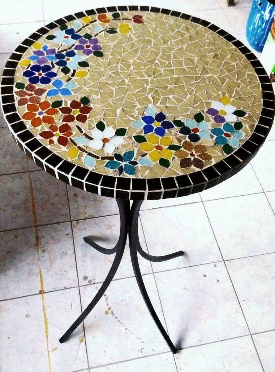 Стол с мозаикой из плитки