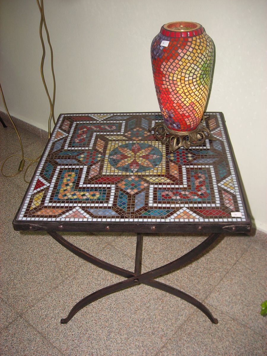 Столик из мозаики квадратный