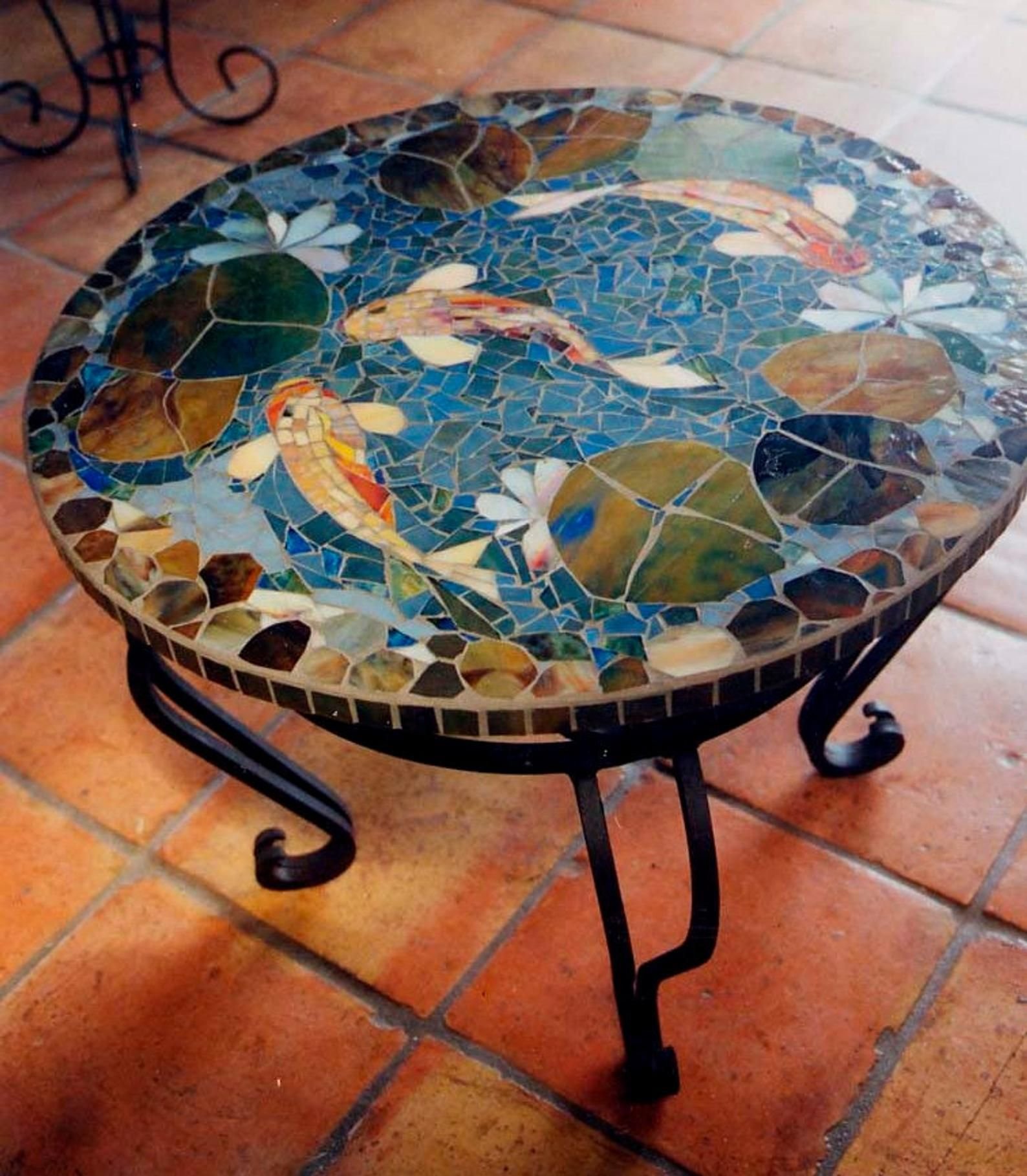 Столик отделанный мозаикой