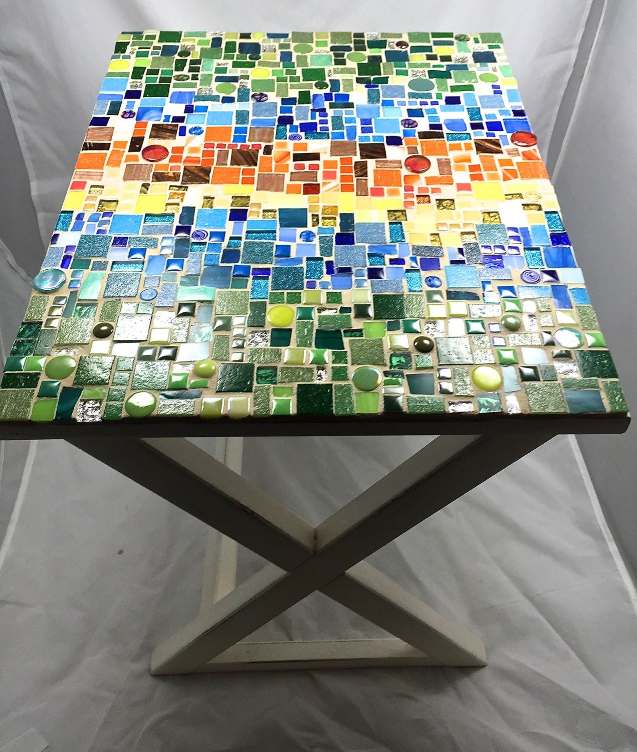 Мозаичный квадрат. Столик с мозаикой. Декор стола плиткой мозаикой. Стол из стеклянной мозаики. Мозаика на квадратном столе.