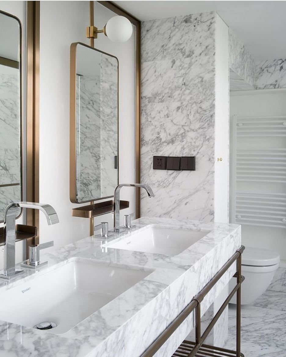 Ванная из белого мрамора