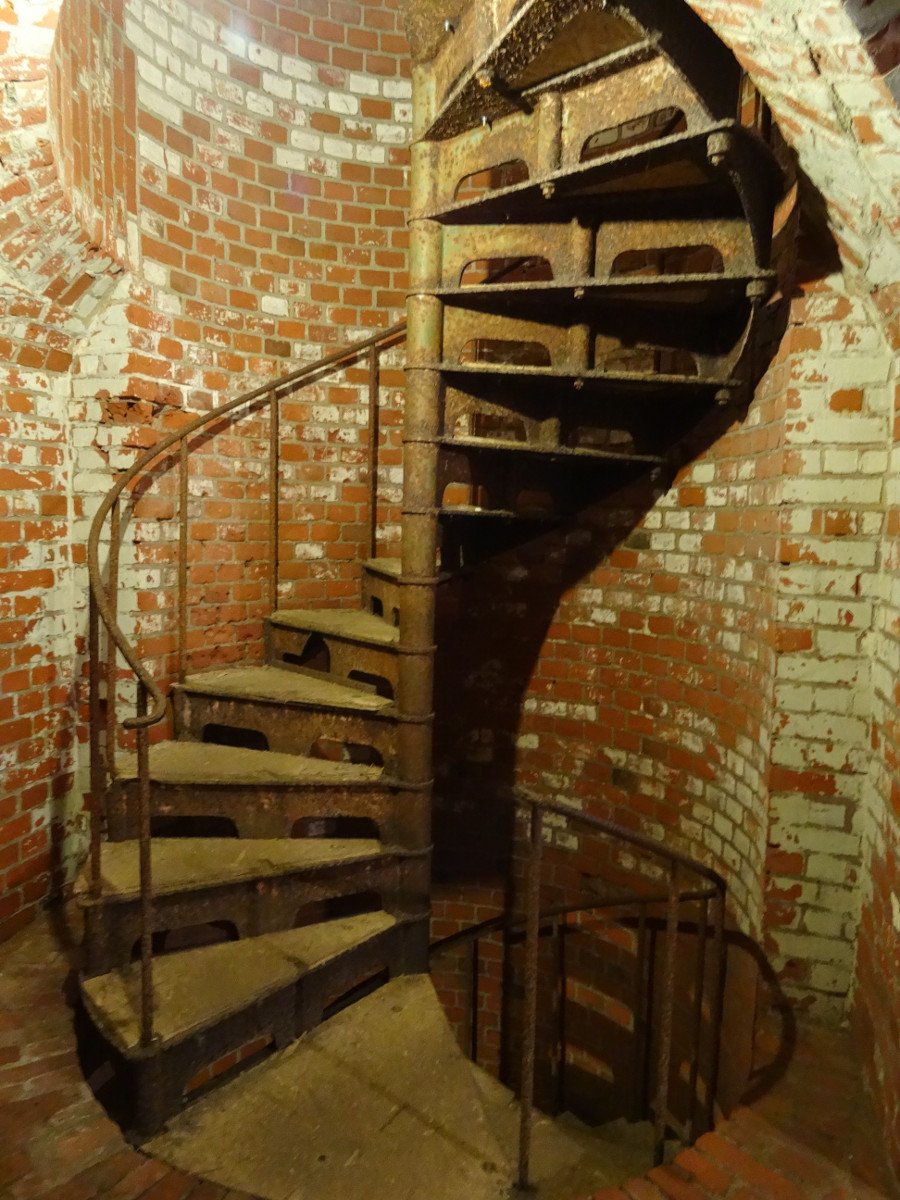 Лестница в подвал металлическая