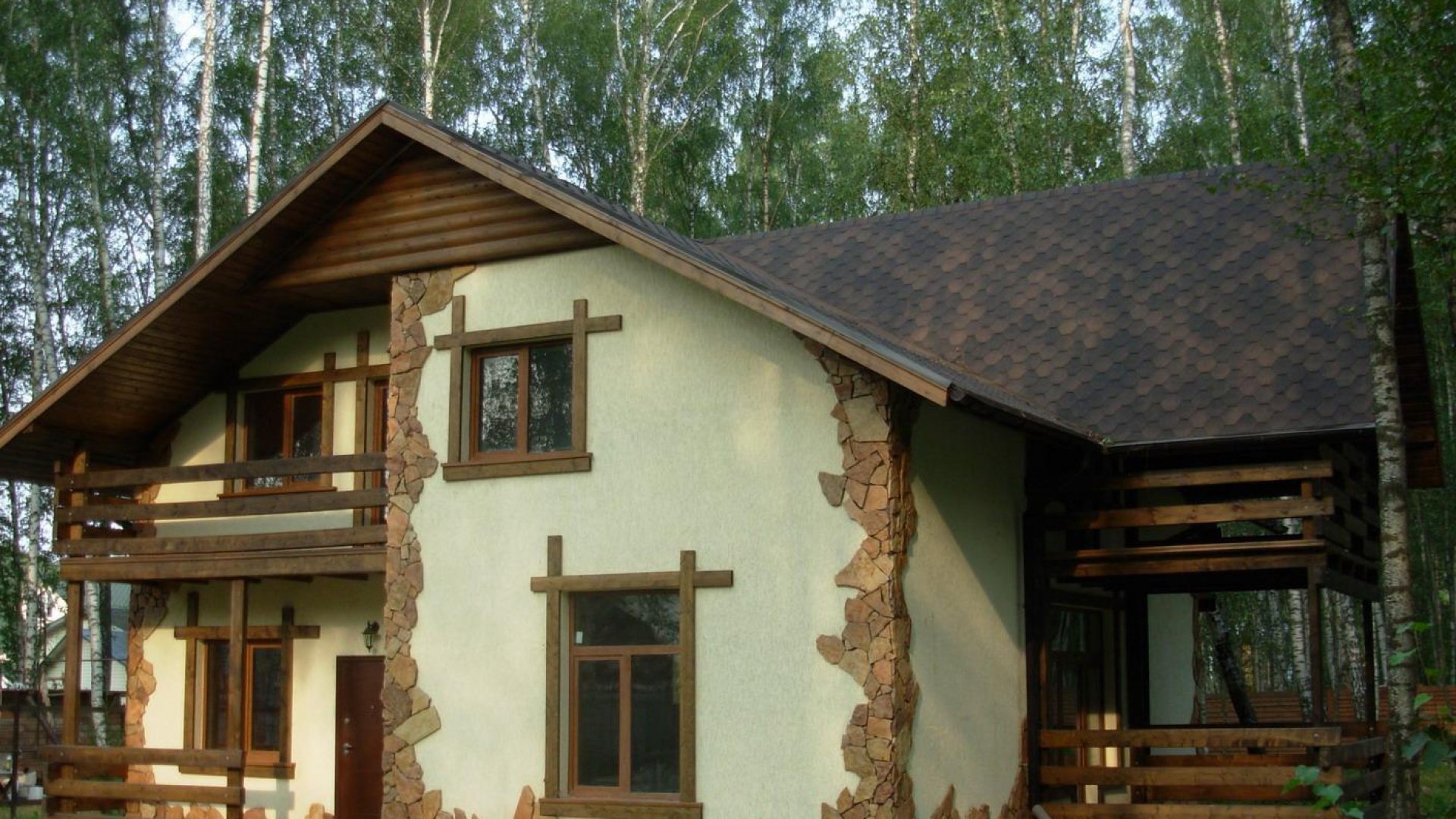 Фасад деревянного дома снаружи