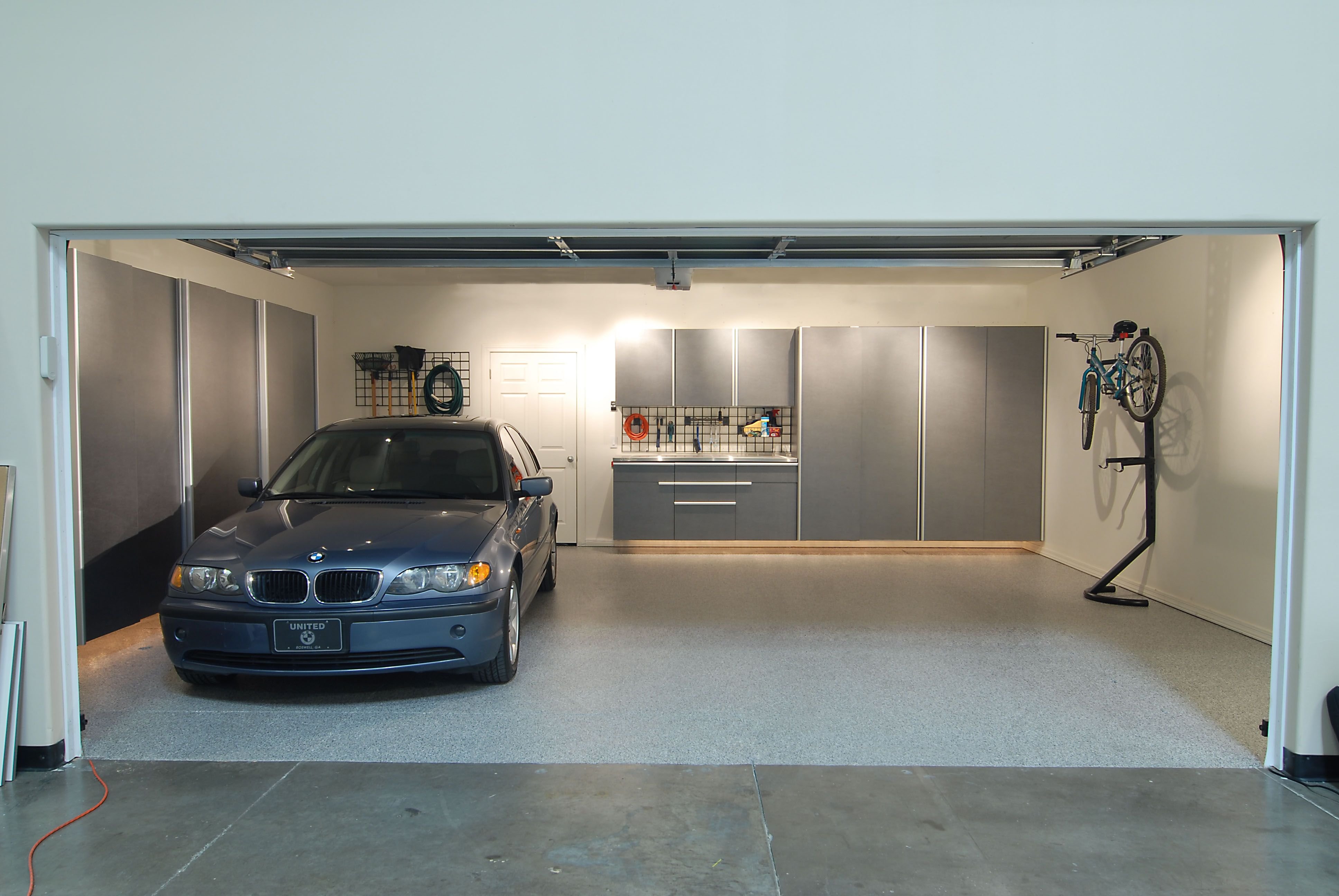Ремонтный гараж. Интерьер гаража. Красивый гараж. Дизайнерская отделка гаража. Внутренняя отделка гаража.
