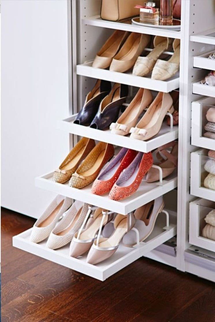 Обувные полки в гардеробной комнате