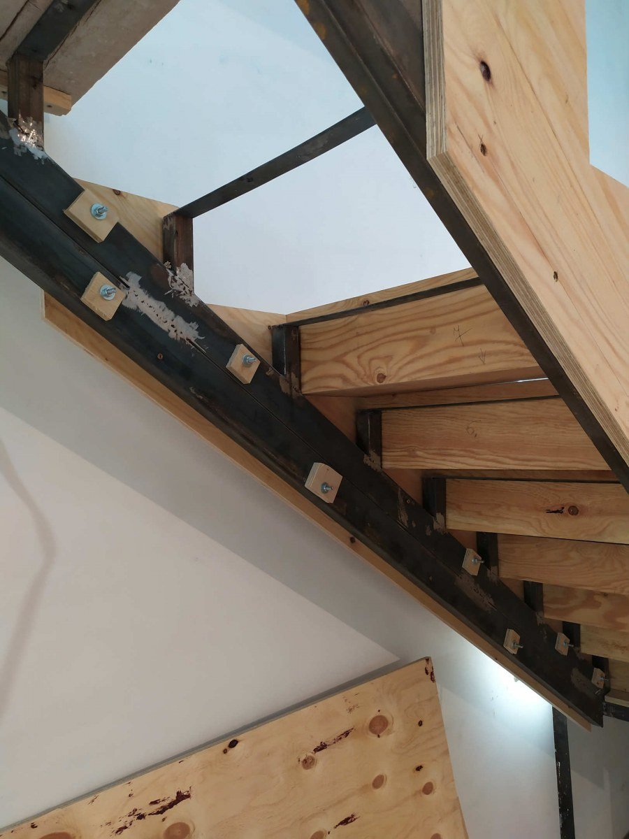 Подшивка деревянной лестницы снизу