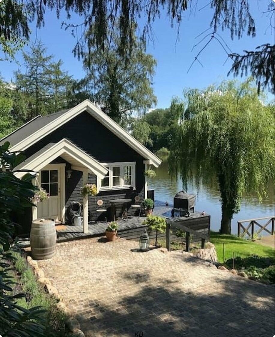 красивые дома на берегу реки озера