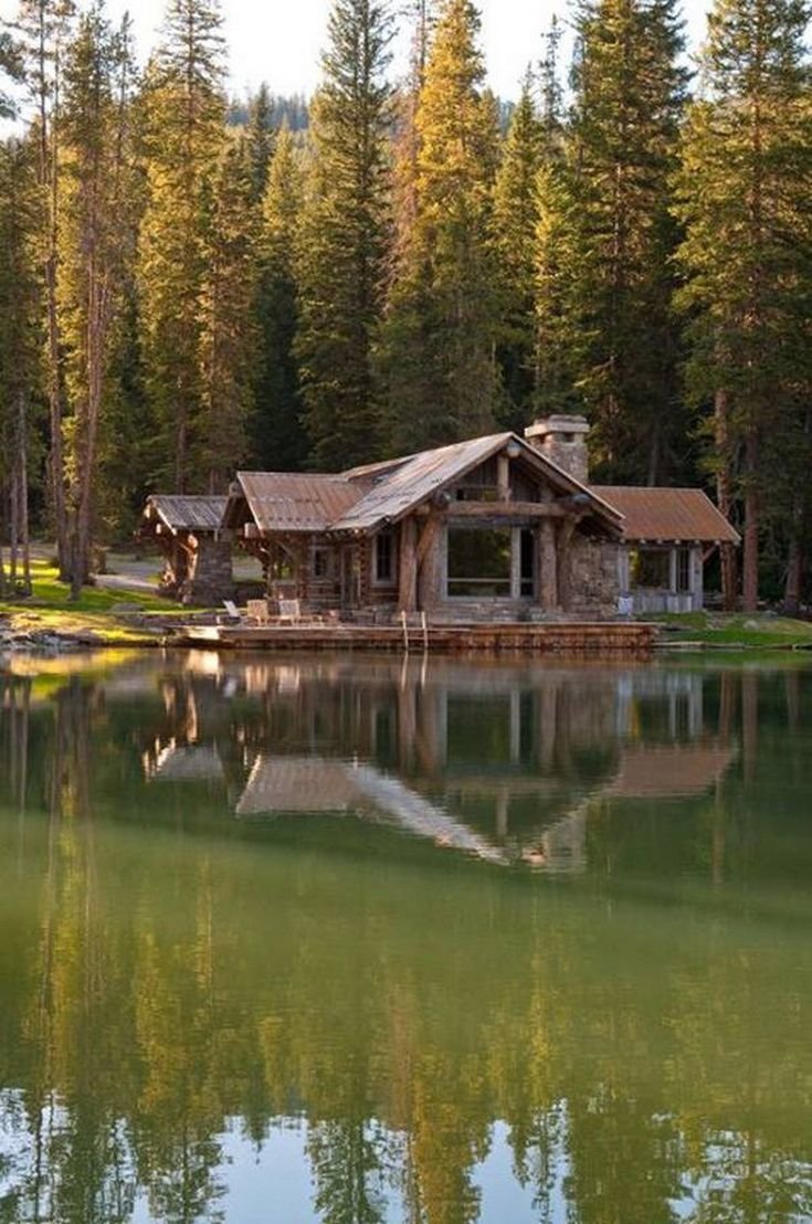 домик на берегу лесного озера