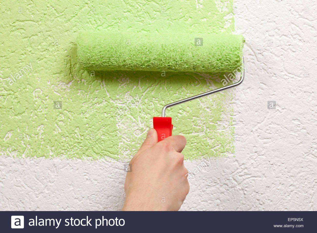 Мытье обоев. Краска для стен в квартире. Окрашивание стен краской. Водоэмульсионная краска для стен. Покрашенные стены.