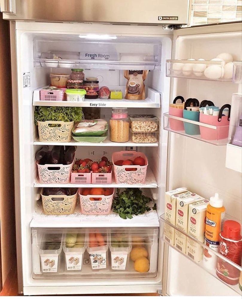 Заполненный холодильник едой