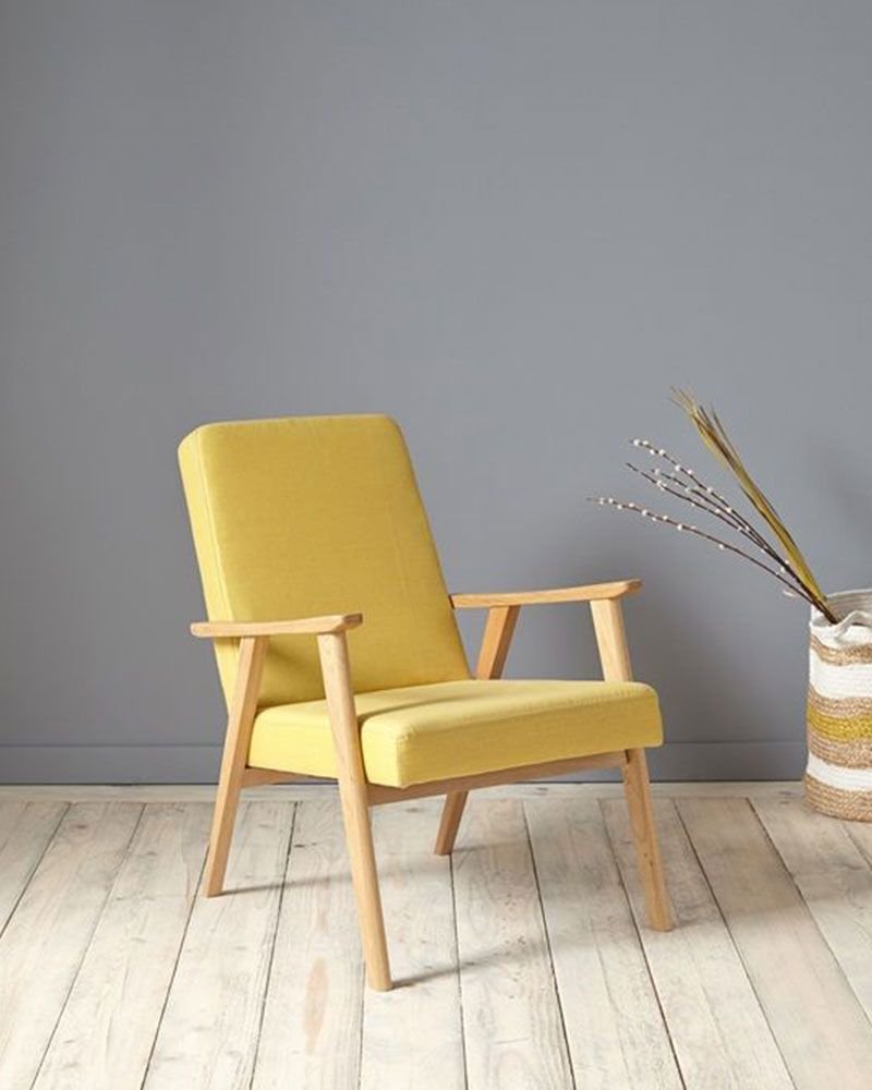 Желтое кресло в скандинавском стиле