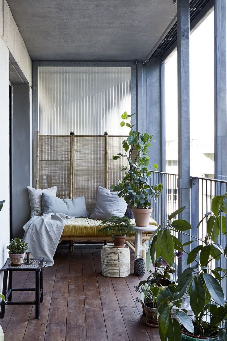 Балкон лофт с растениями