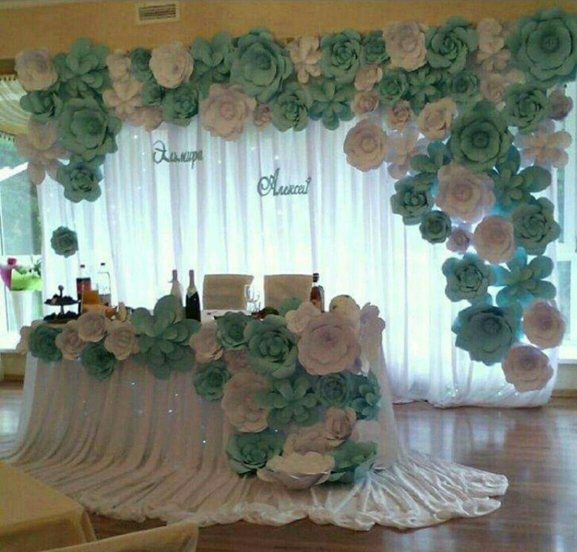 Оформить зал цветами на свадьбу