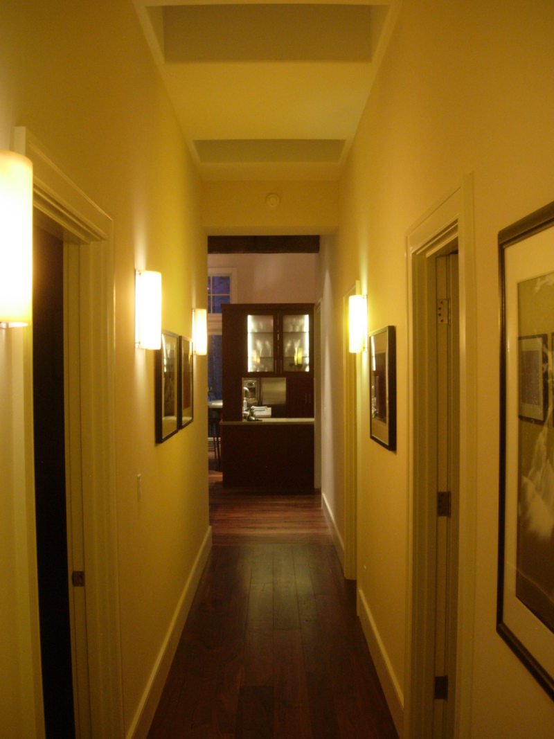 Светильники в узком коридоре