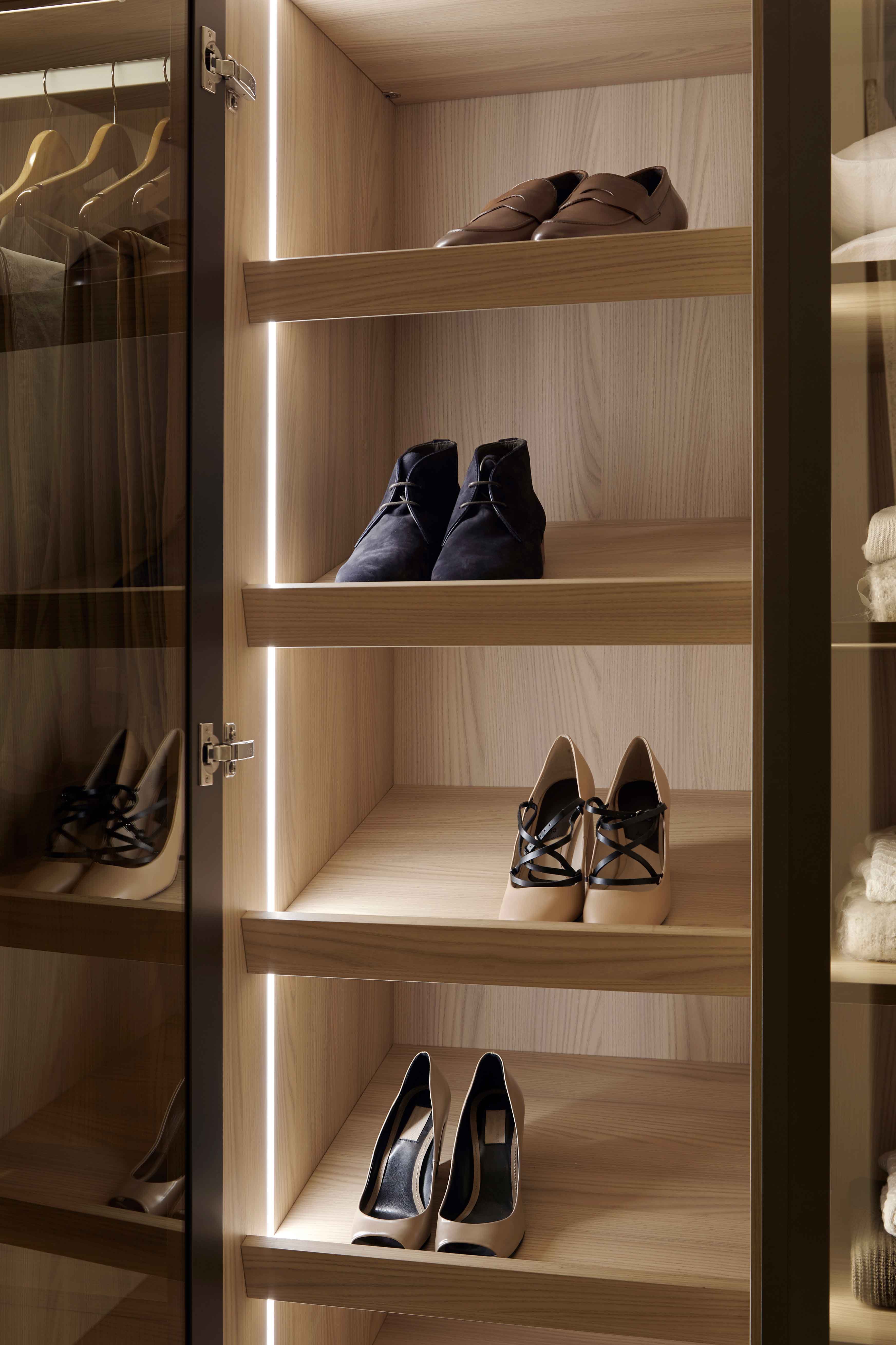 Обувной шкаф с подсветкой в гардеробной