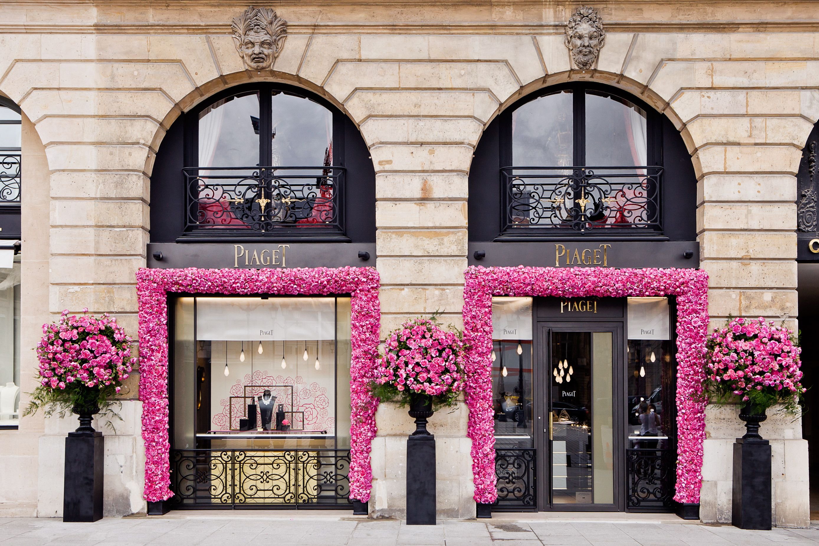 Украшение дома мод. В Париже магазин Piaget. Дом Шанель в Париже. Ритц Париж бутик.