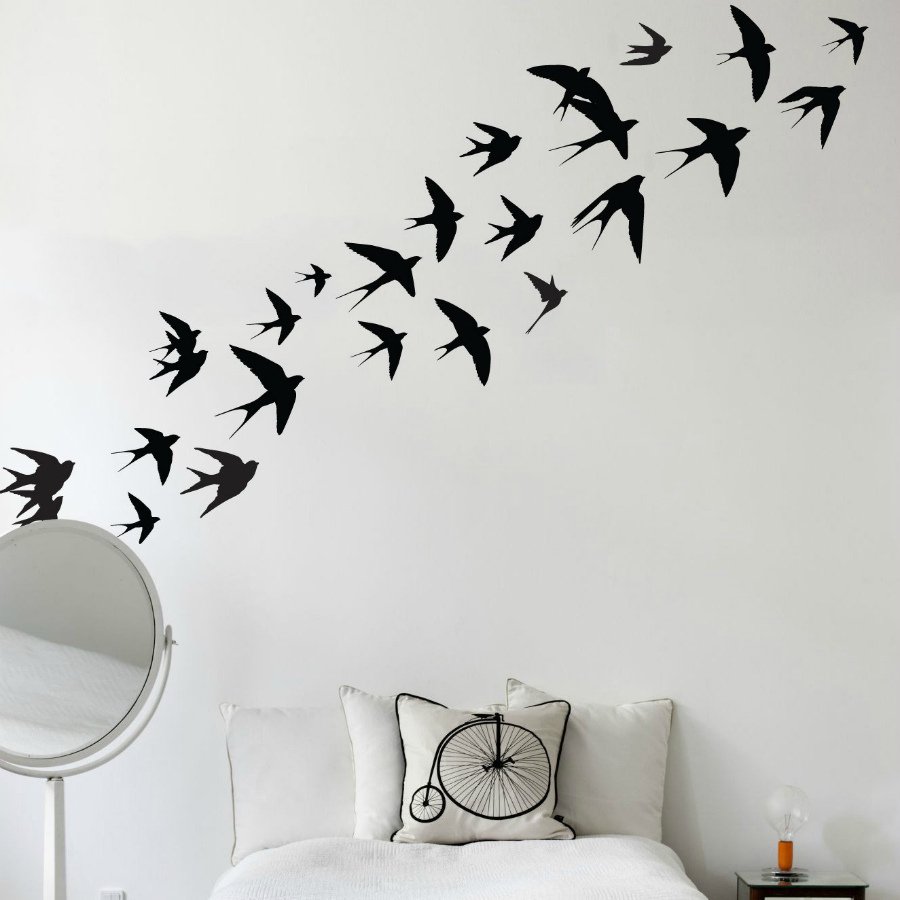 Улетающие птицы на стене
