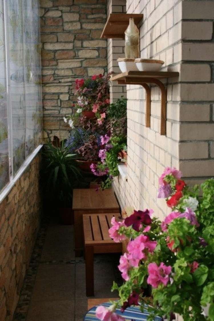 Открытый балкон с цветами хрущевка