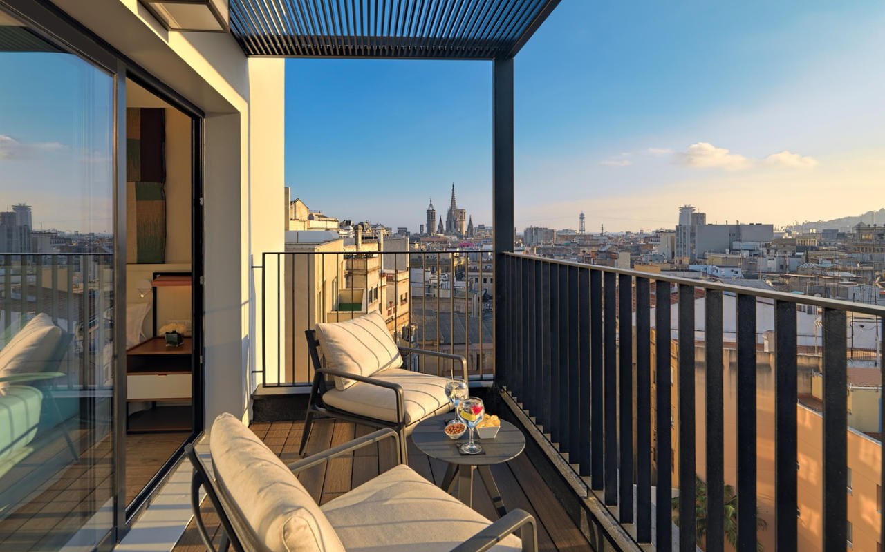 Балконы Барселоны. Вид с балкона на город. Красивый вид с балкона. Панорамный вид.