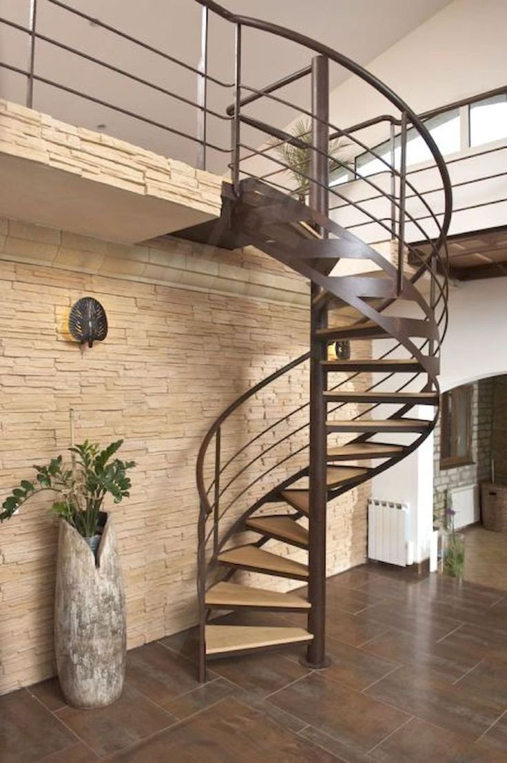 Винтовая металлическая лестница с деревянными ступенями