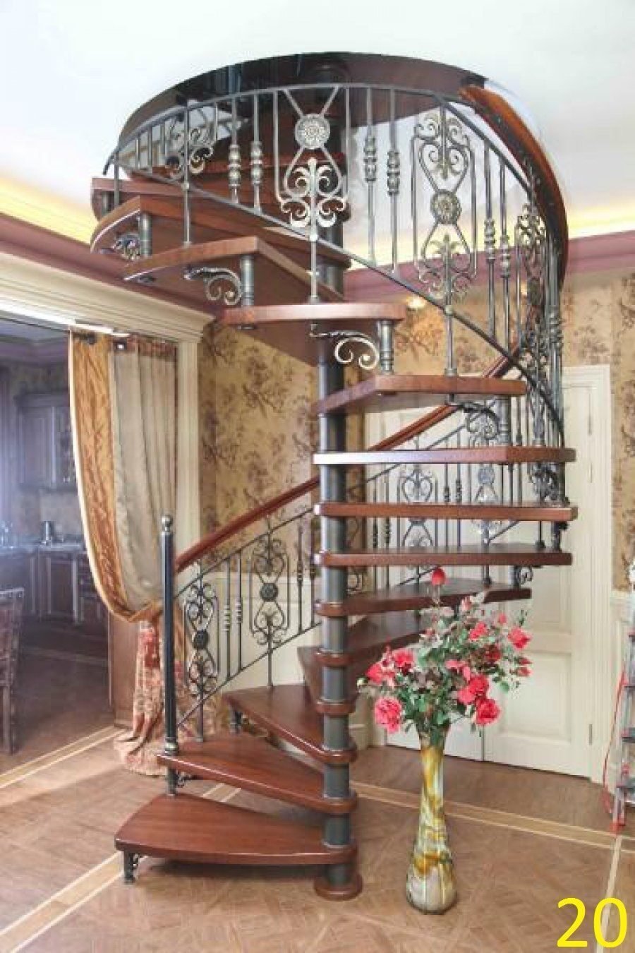 Винтовая лестница с кованными балясинами