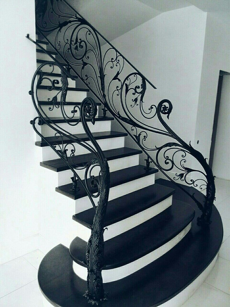 Чёрная кованная лестница