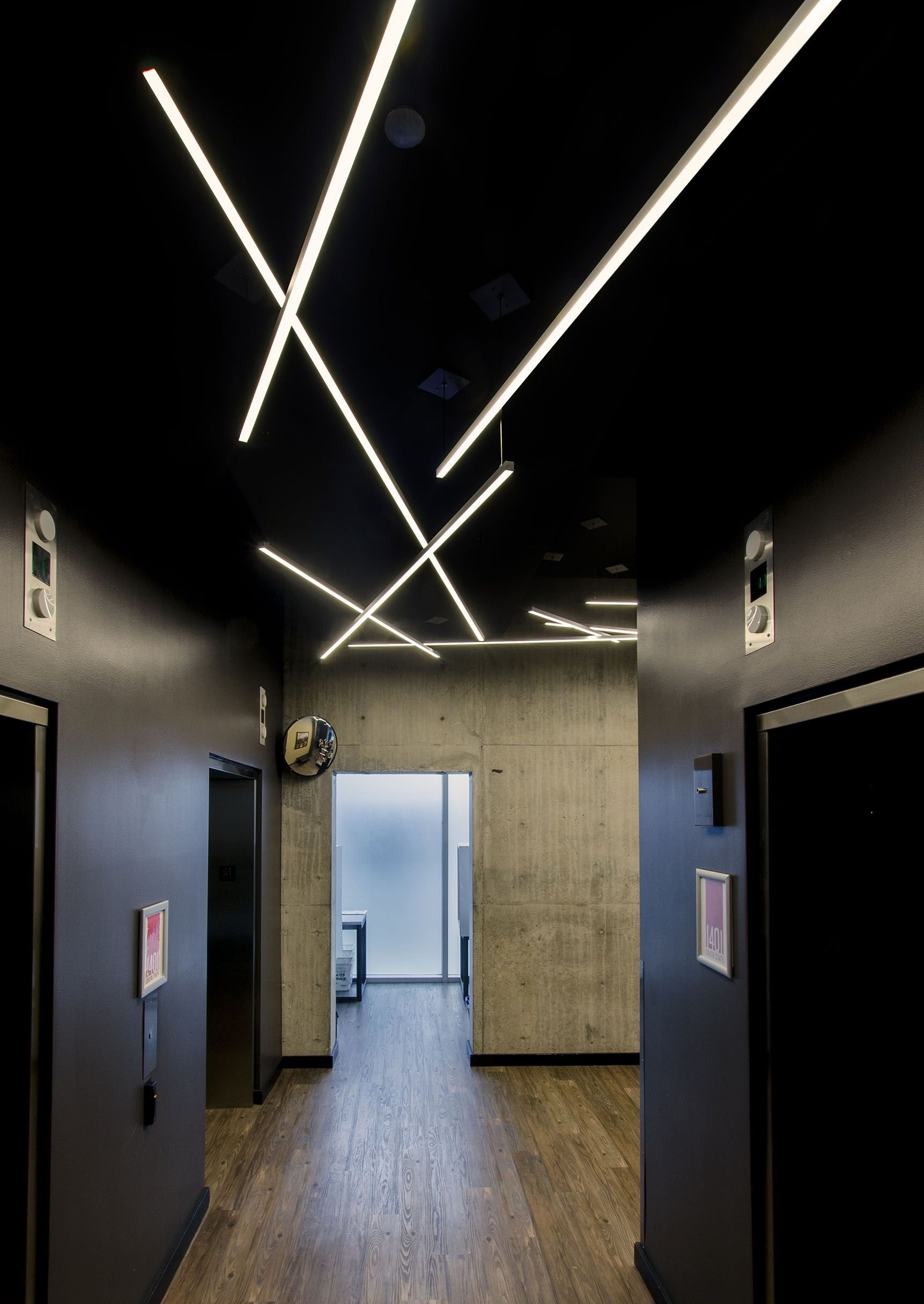 Линейный источник света. Освещение в коридоре. Свет в коридоре. Линенейнвн светильники в приходнй. Линейные светильники в прихожей.