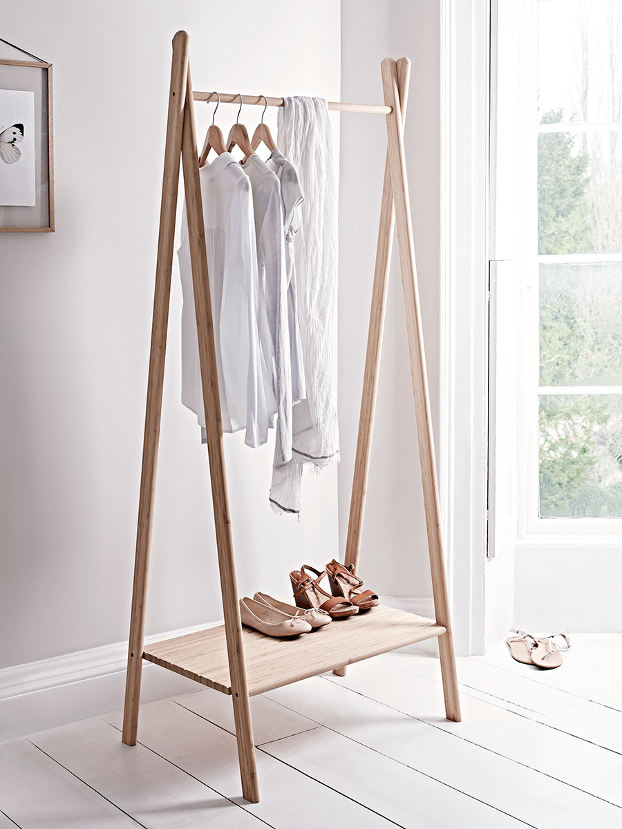 Деревянная стойка для одежды
