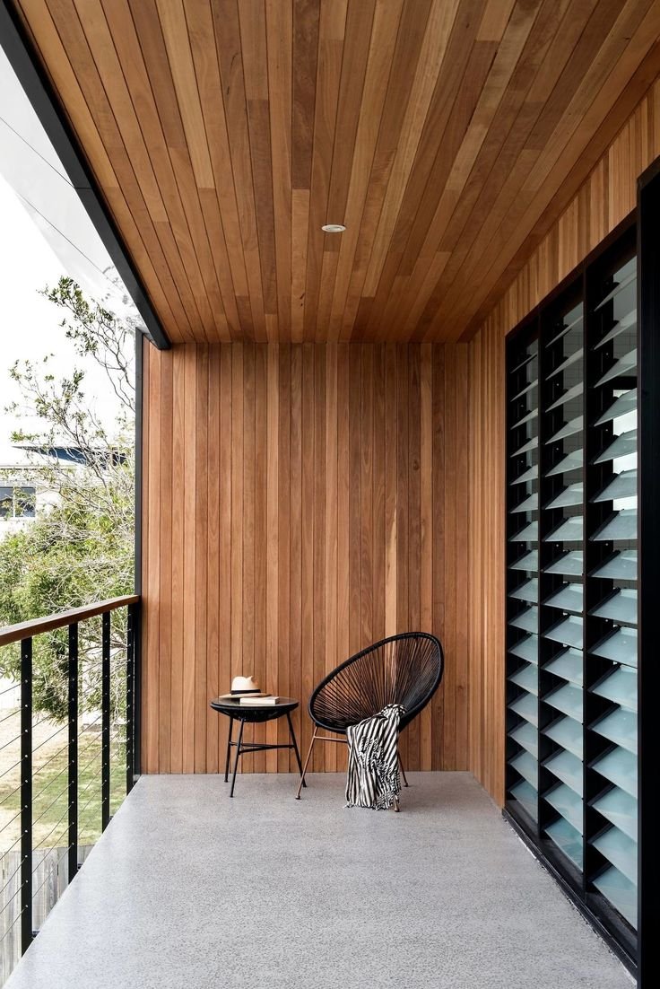 Отделка балкона ламинатом и камнем