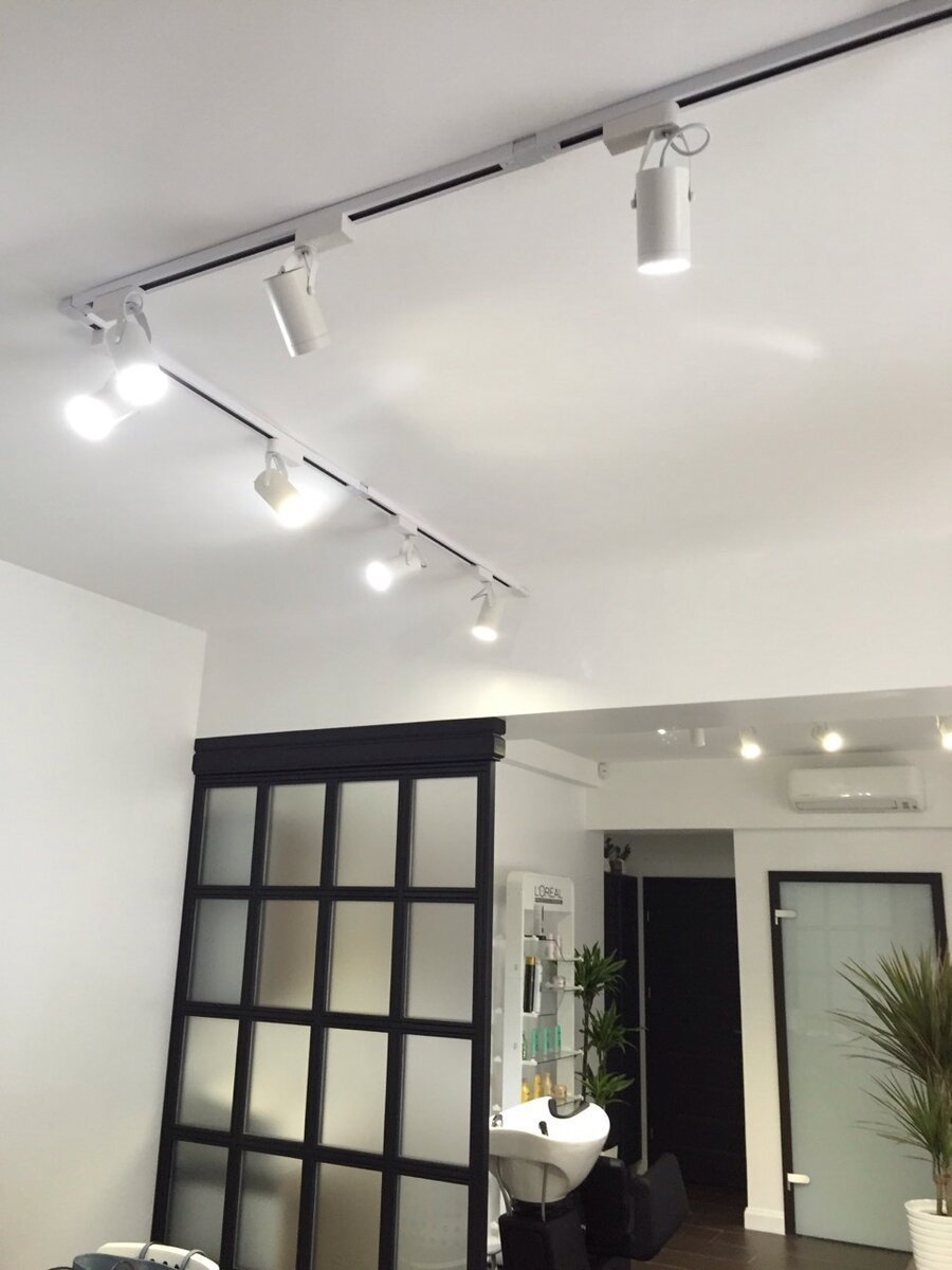 накладные светильники на натяжной потолок в интерьере