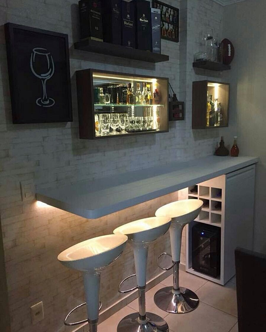 Светильники над барной стойкой в кафе