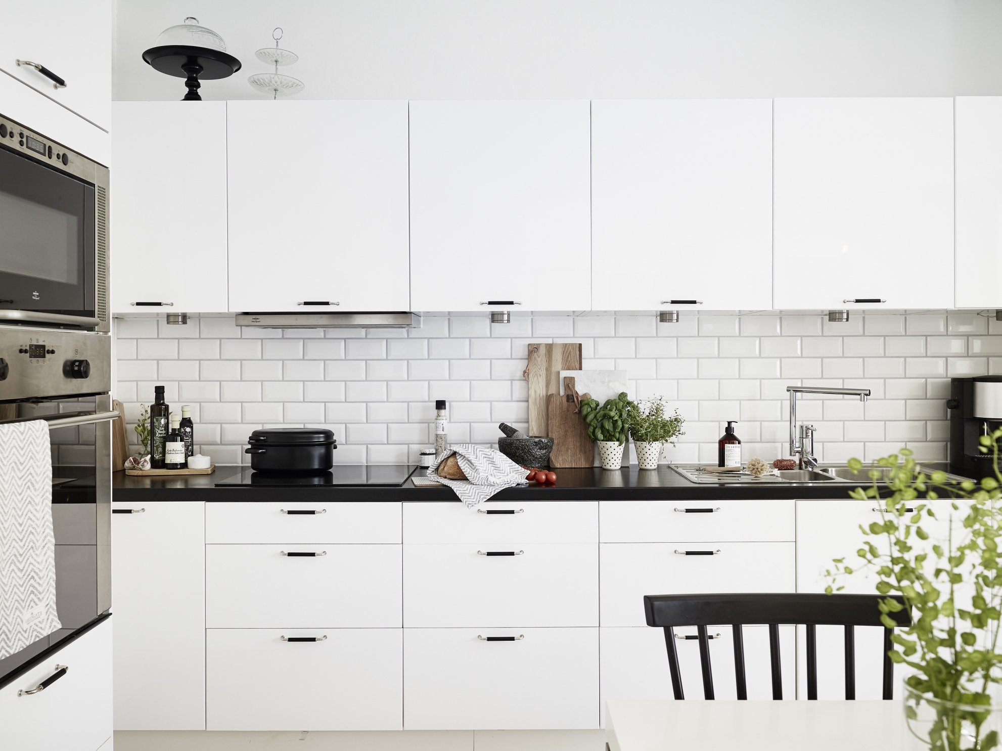 Белая кухня с черными ручками Скандинавский стиль