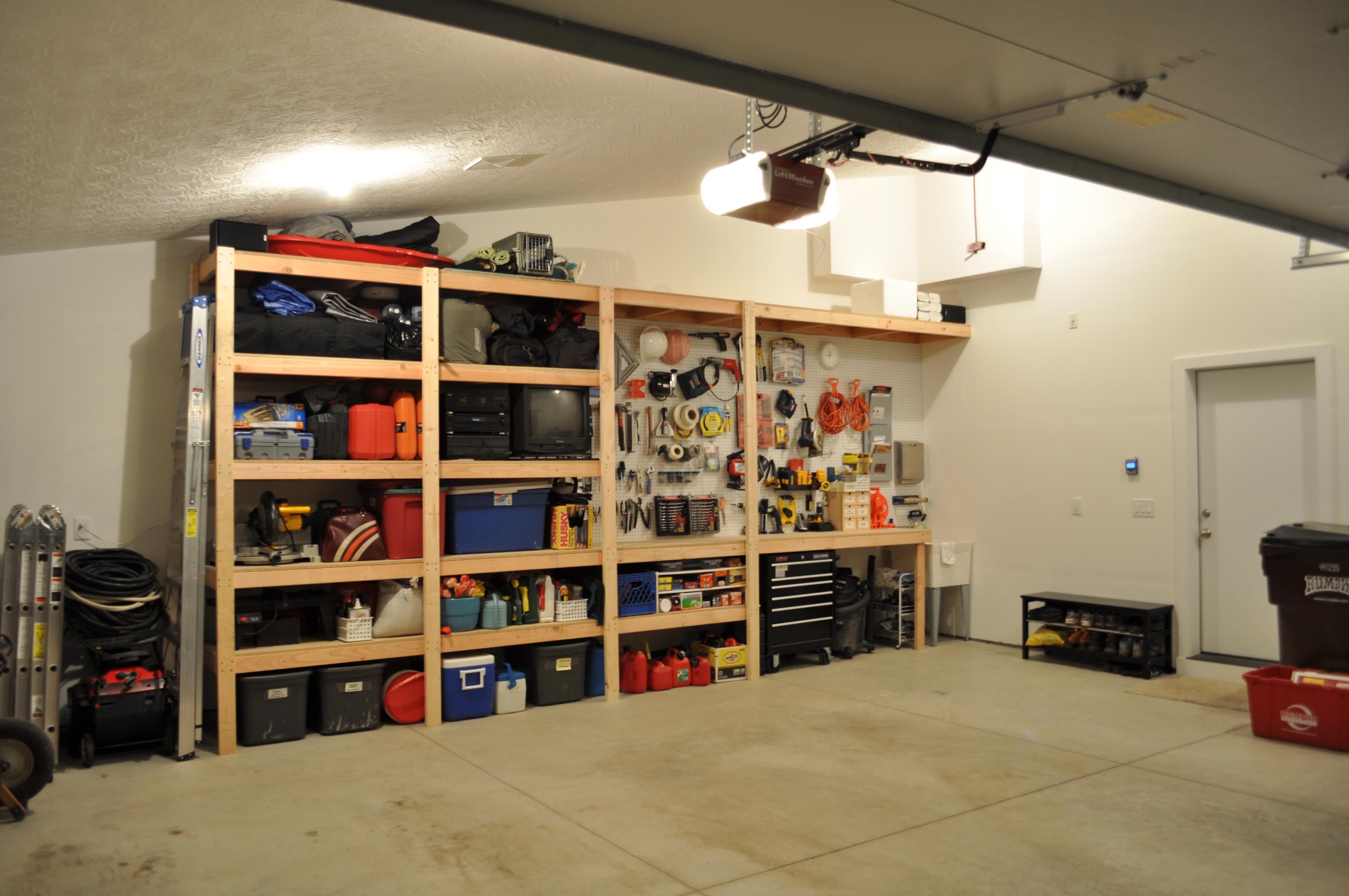 Ремонтный гараж. Обустройство гаража. Стеллаж в гараж. Дизайнерский стеллаж в гараже. Полки в гараже.