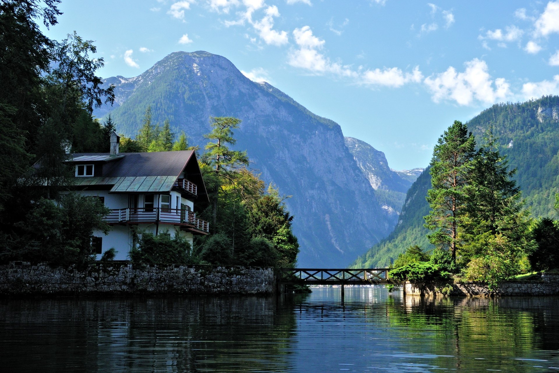 Горы домики озеро. Гальштат Австрия. Озеро, Австрия, Hallstatt. Озеро в Австрии Хальштатт. Фахверк Швейцария горы озеро лес.