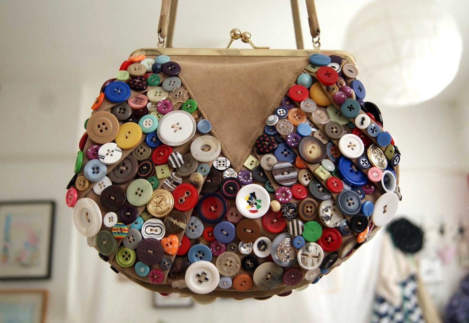 10 идей - как украсить сумки старыми пуговицами