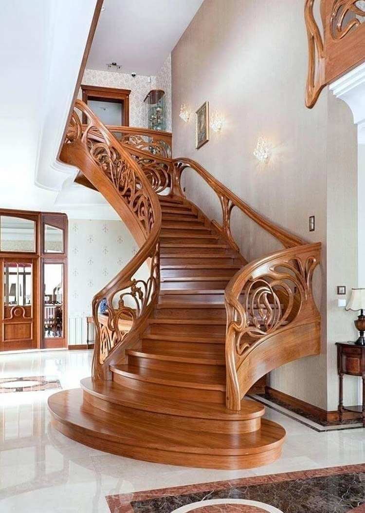 Деревянная лестница в деревянном доме