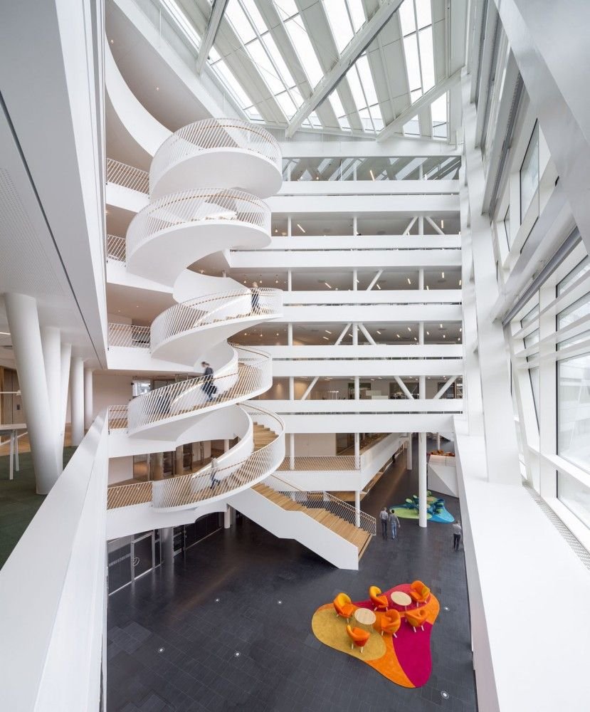 Спиральная лестница в общественном здании