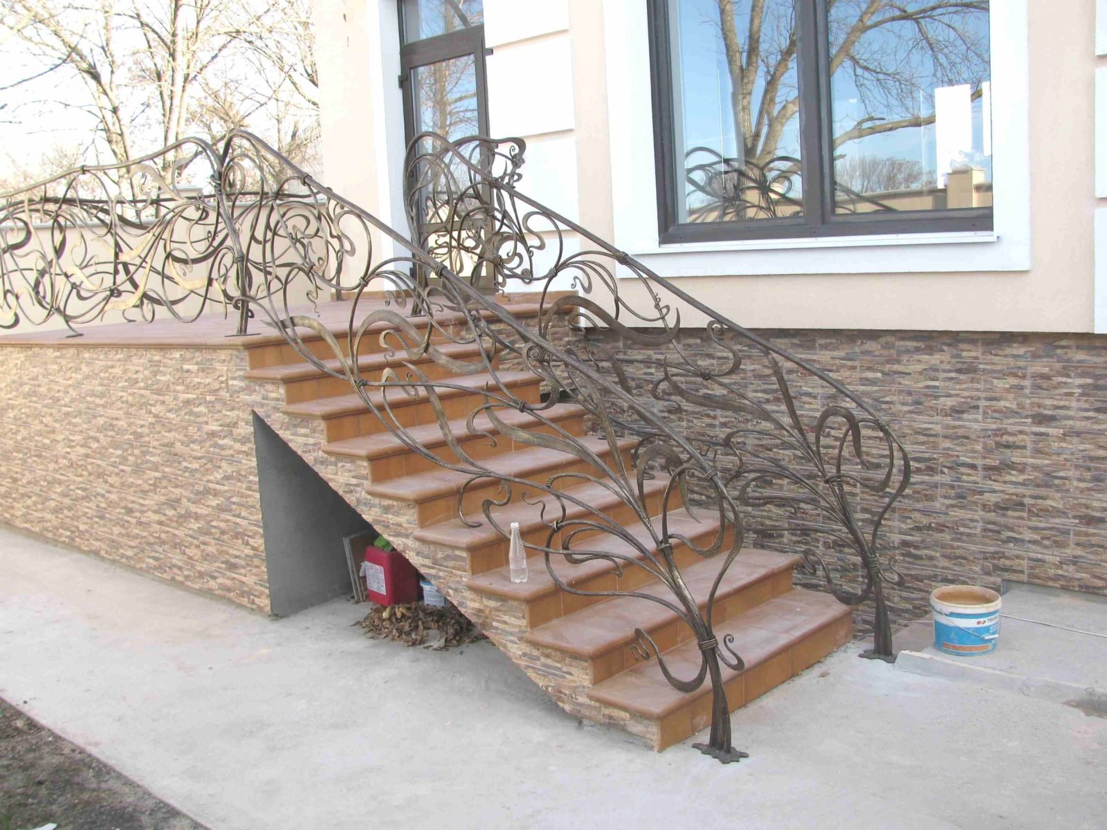 Кованная лестница с деревянными ступенями уличная