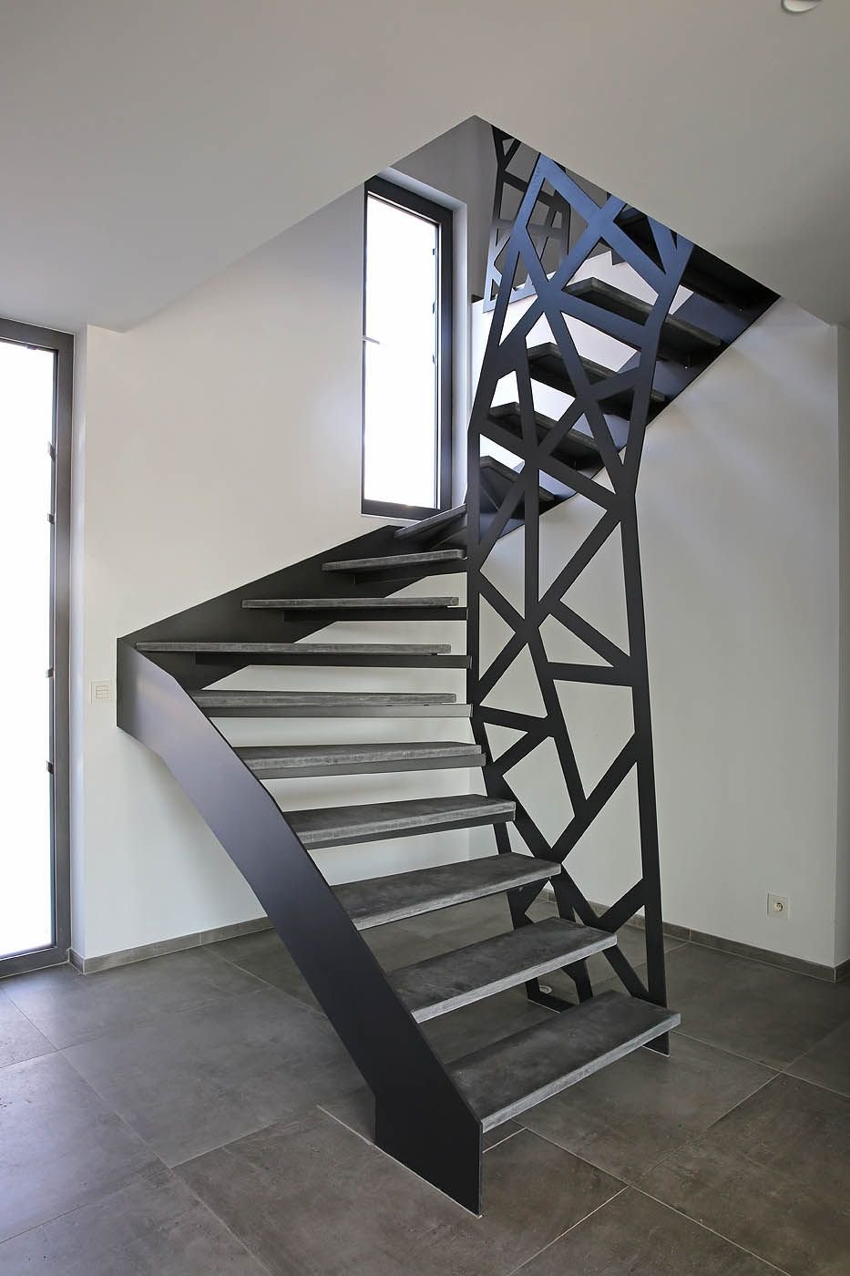 Металлическая лестница с площадкой на второй этаж
